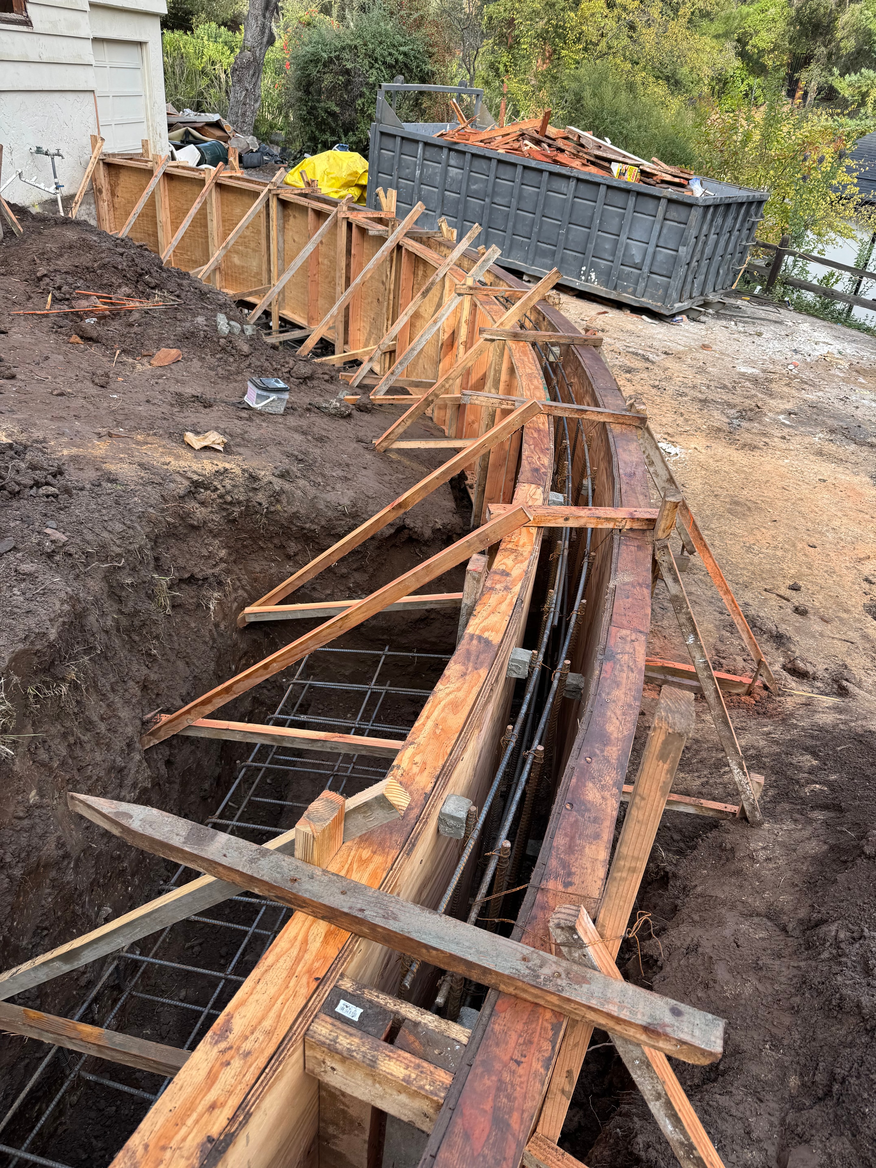 curved concrete retaining wall